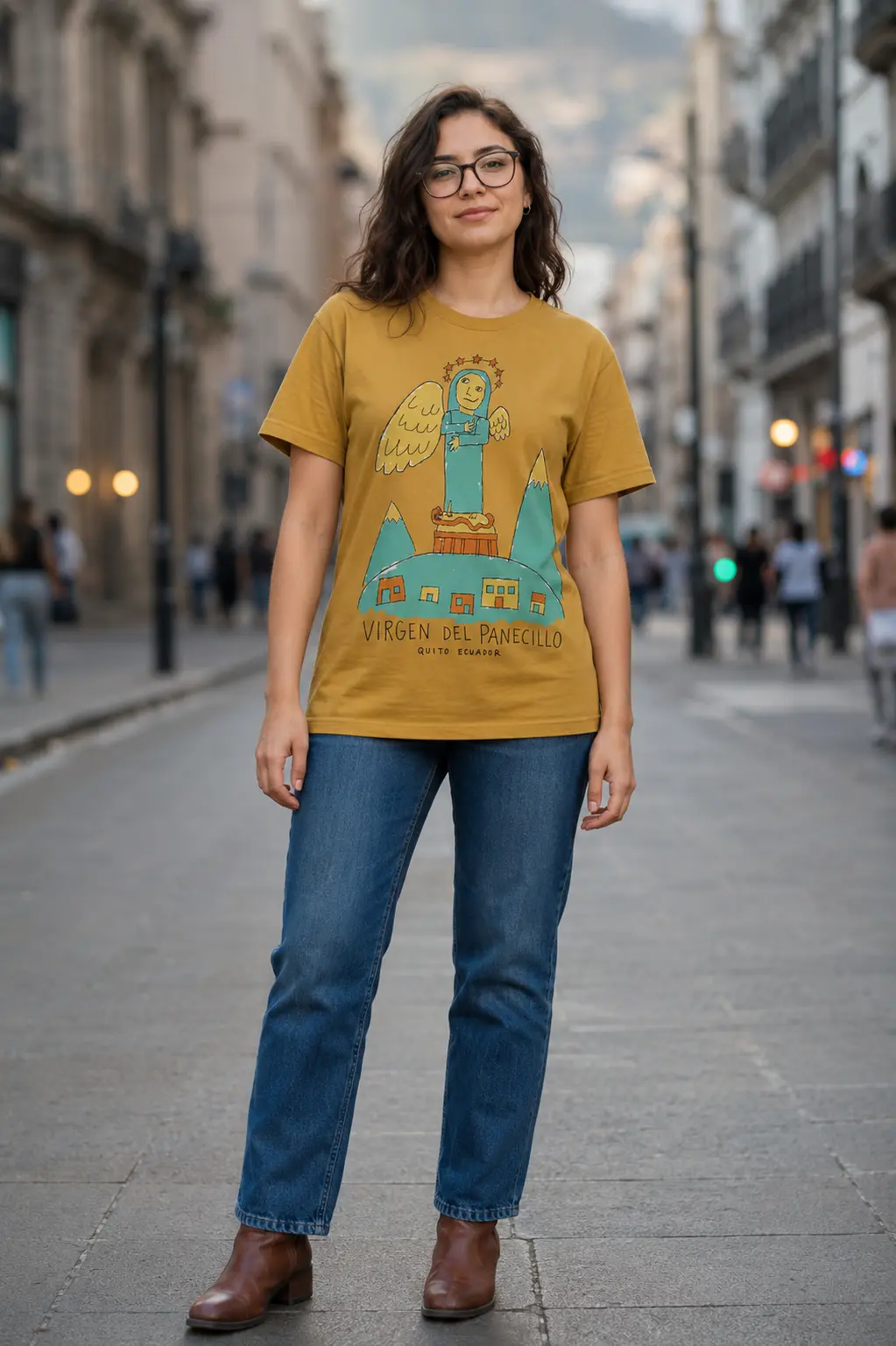 Camiseta mostaza YOF con ilustración de la Virgen del Panecillo